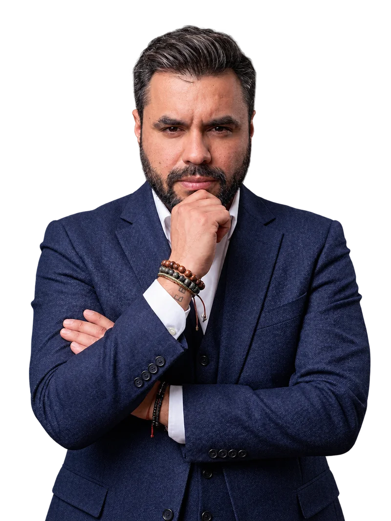 Retrato sin fondo de Karloz Vázquez con traje azul