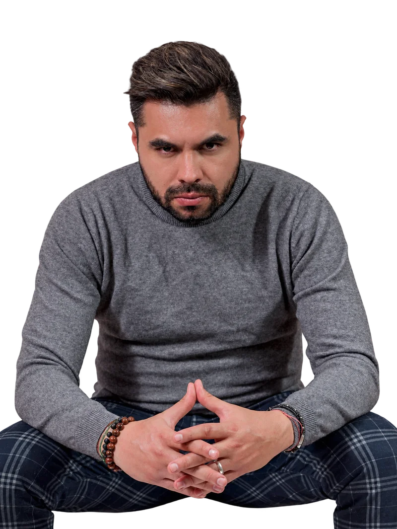 Karloz Vázquez inclinado hacia delante, retrato sin fondo en blanco y negro